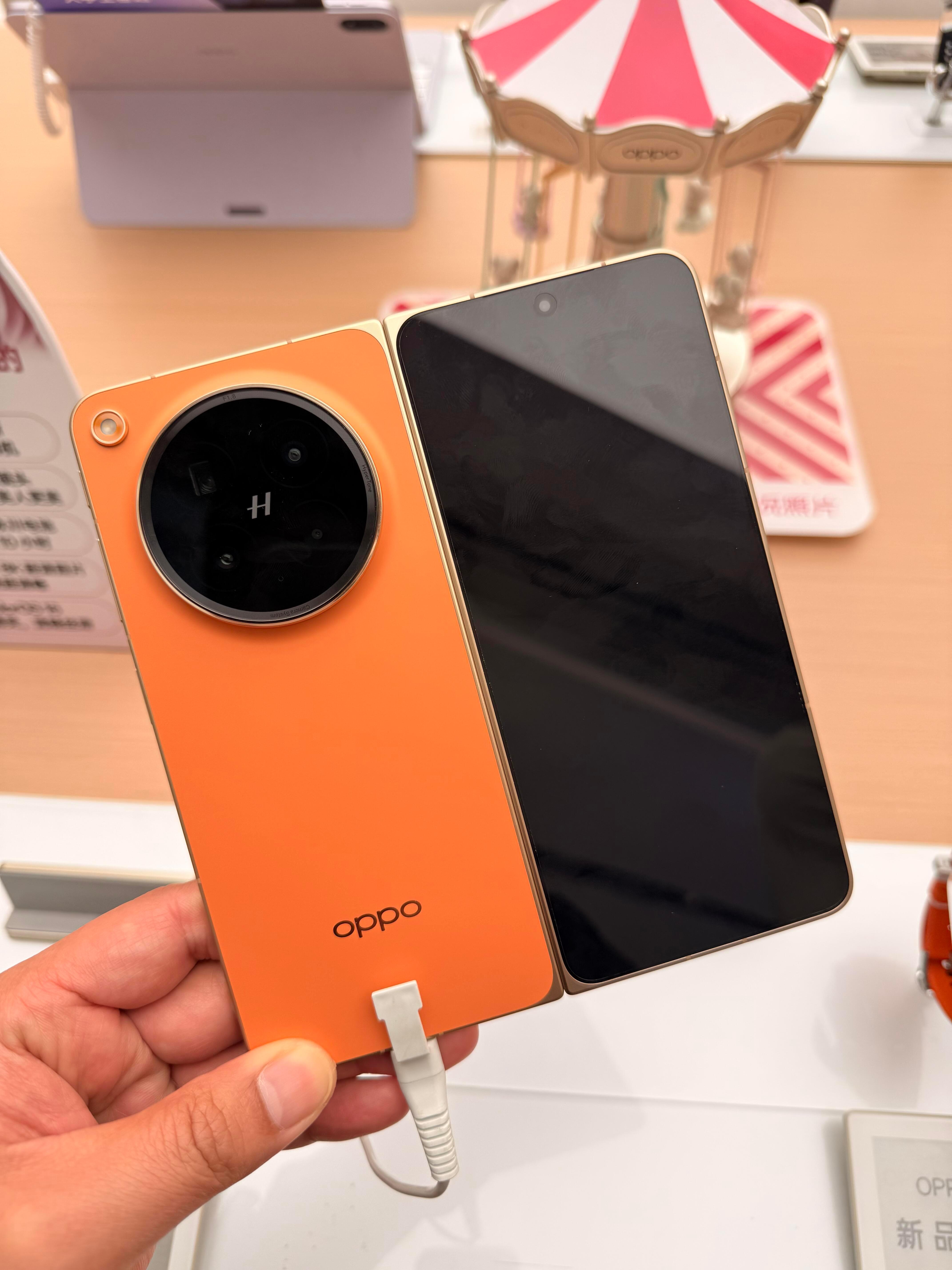OPPO Find N6相比前代N5，质感和折痕真的有提升。不过背面设计又回到了