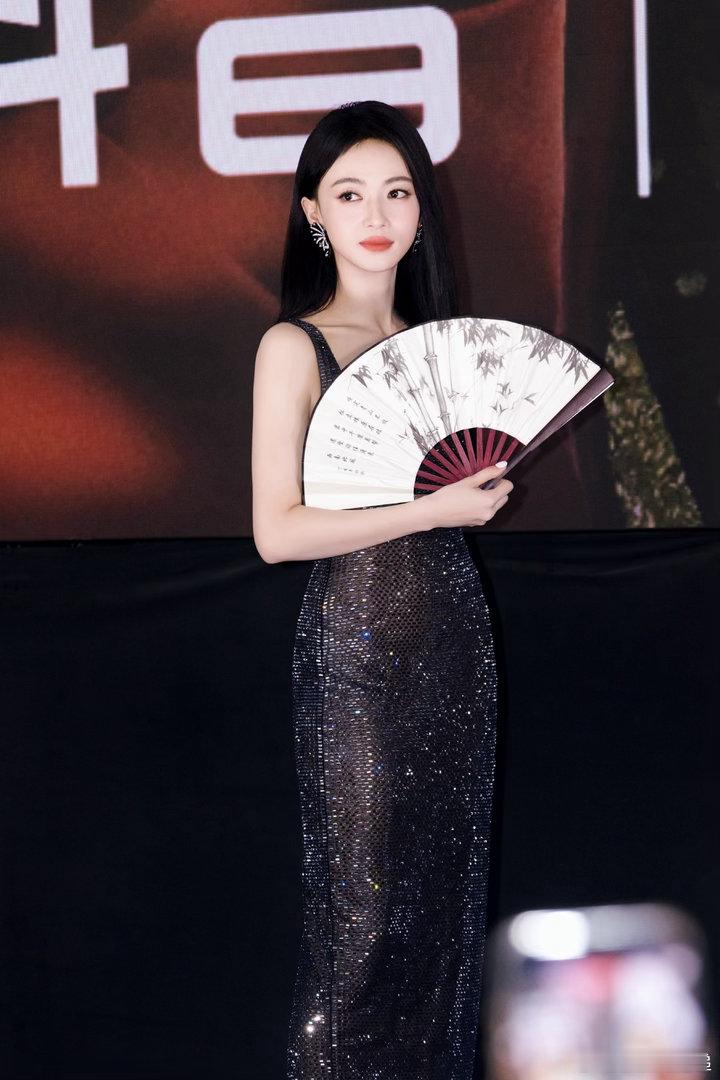 吴谨言气场、吴谨言帅晕了很难不沦陷于吴谨言的舞台气场！追剧团全程状态绝佳，举止得