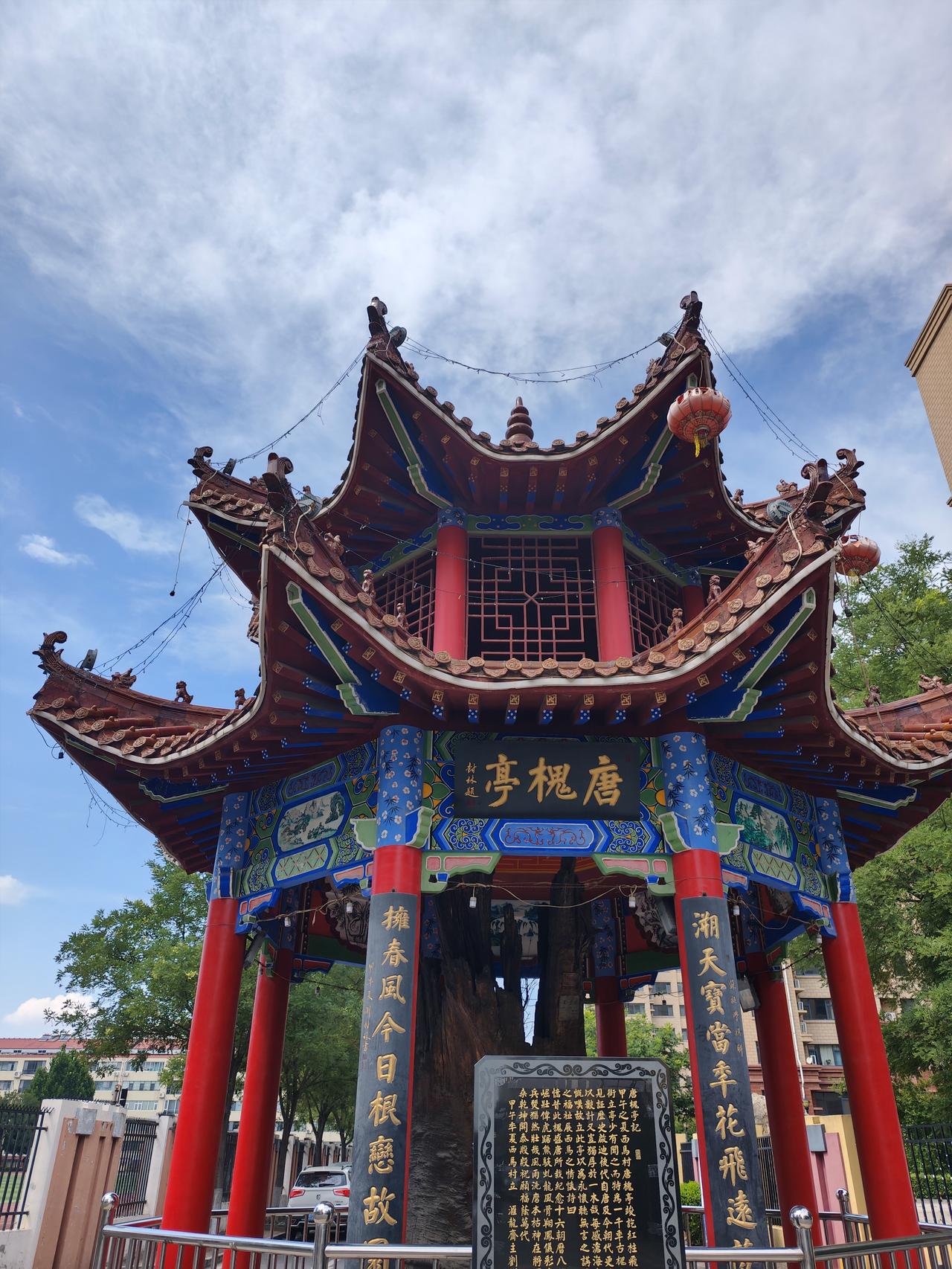 【打卡不互】晒出手机周末随手拍的风景
山东的天空可真蓝！室外说热也是真的热！亭子