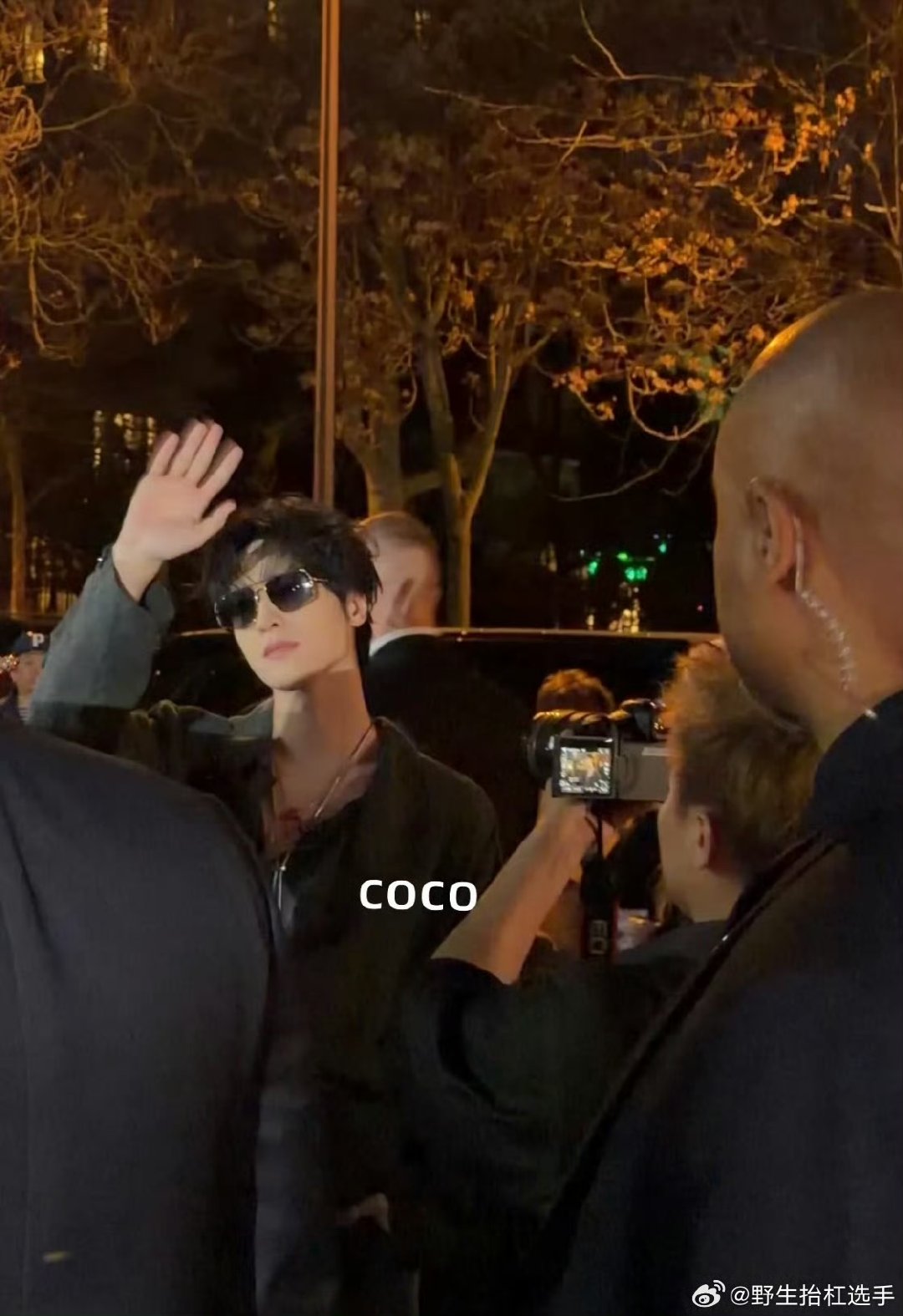 展轩巴黎时装周人气 展轩巴黎时装周神图 国际范拉满！展智伟在巴黎人气火爆，走到哪