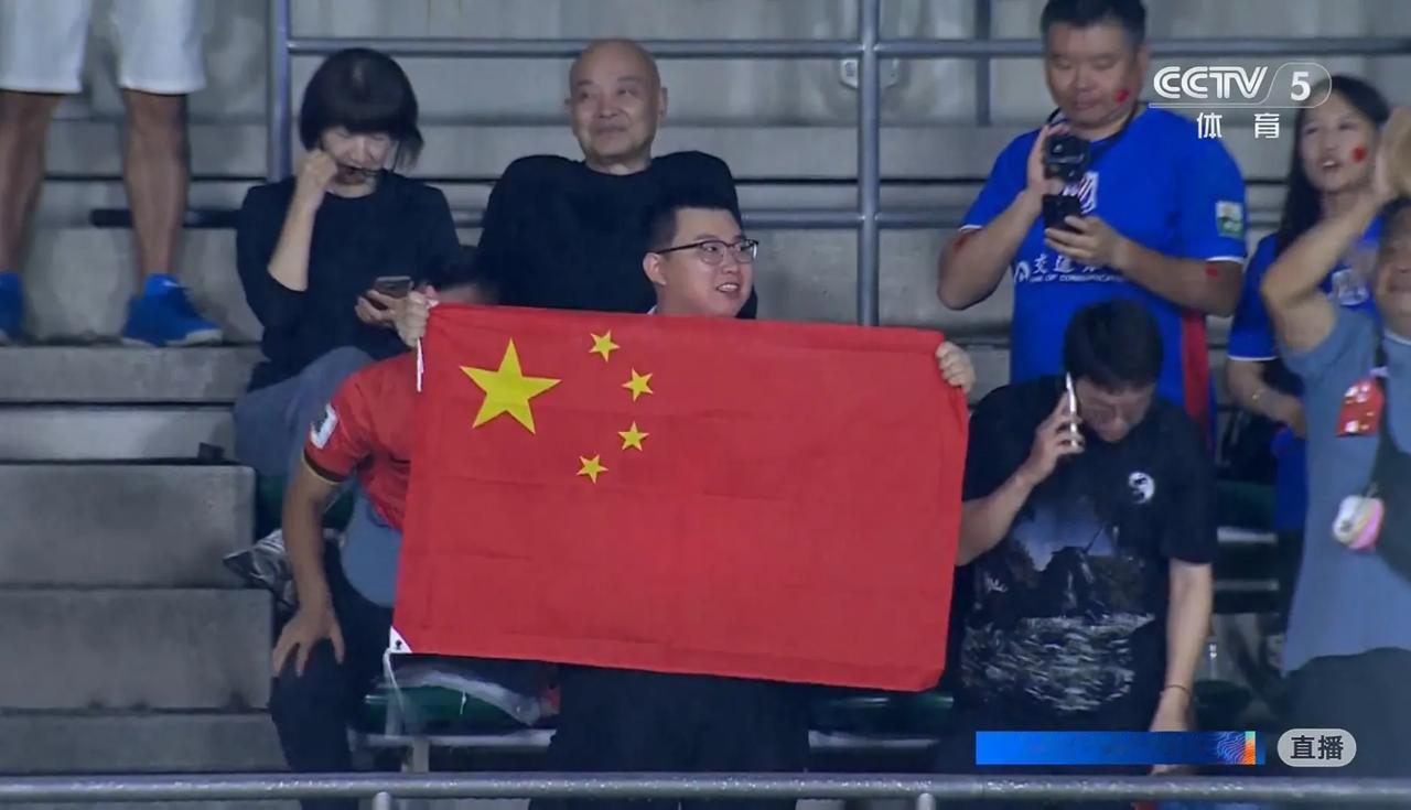 什么情况？亚运会男足中国队首场比赛的观众还没有朝鲜多。
第一张图是朝鲜球迷看台：