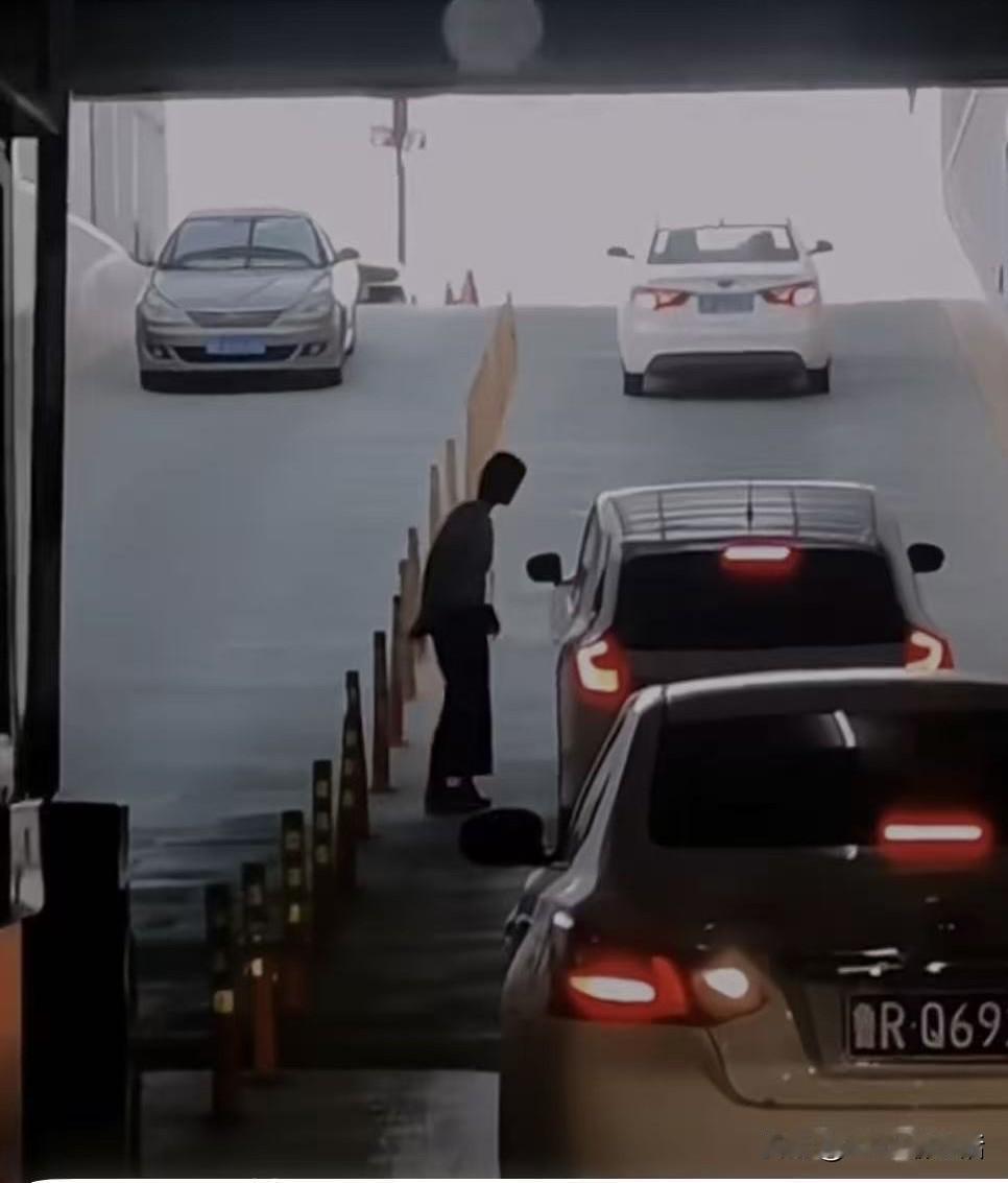 新手司机的噩梦！半坡起步真能逼疯人

新手司机最怕啥？

必须是半坡起步！

这