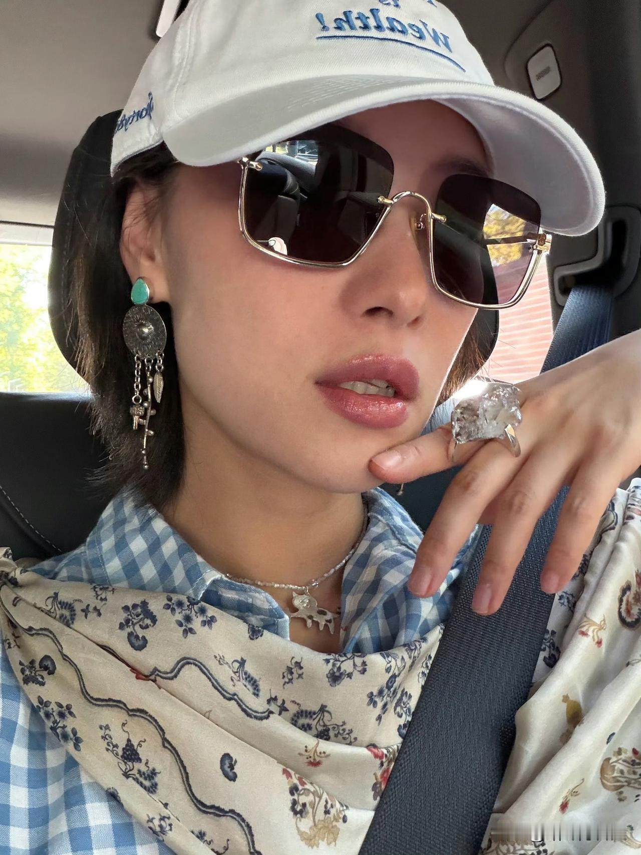 倪妮真是诠释了什么是裹块布都好看。她在北京驾校练科目二，包得严严实实的，就露两眼