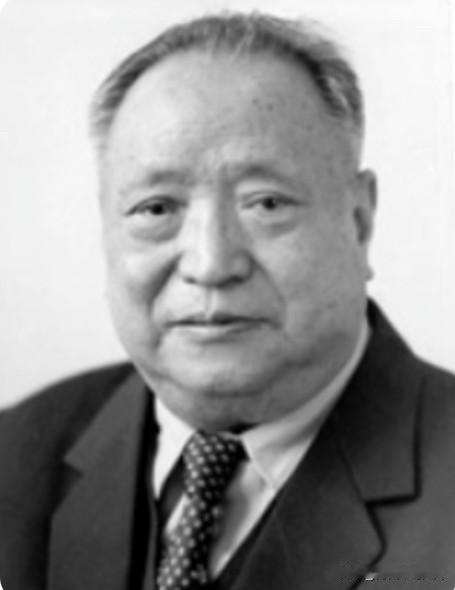 他43岁历任中央统战部副部长，宁夏回族自治区党委第一书记。51岁任甘肃省委第一书