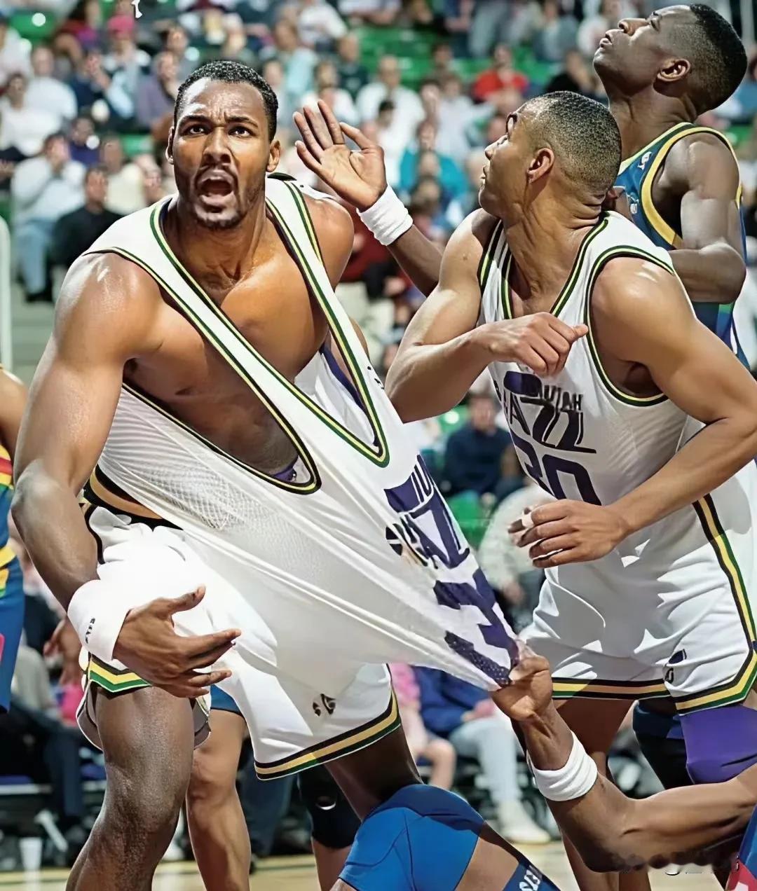 不得不说，NBA以前这球衣质量是真的好，马尔卡龙的球衣被对手这么一拉，依旧没坏！