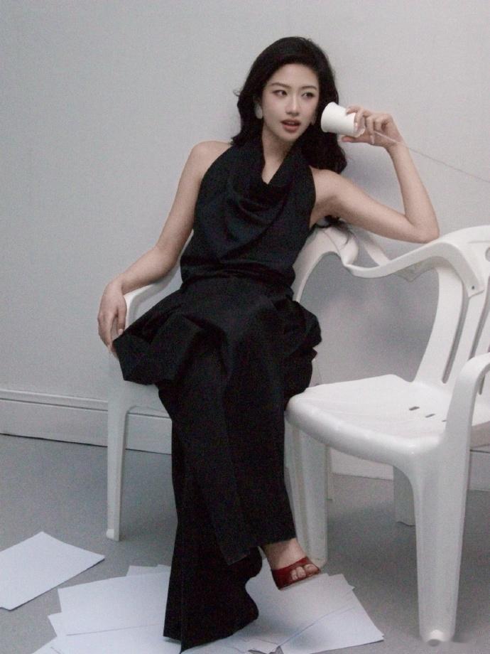 向涵之是真不打算走流量🌸路线了啊！

年纪轻轻，又是同居恋爱，又是抽烟打牌，把