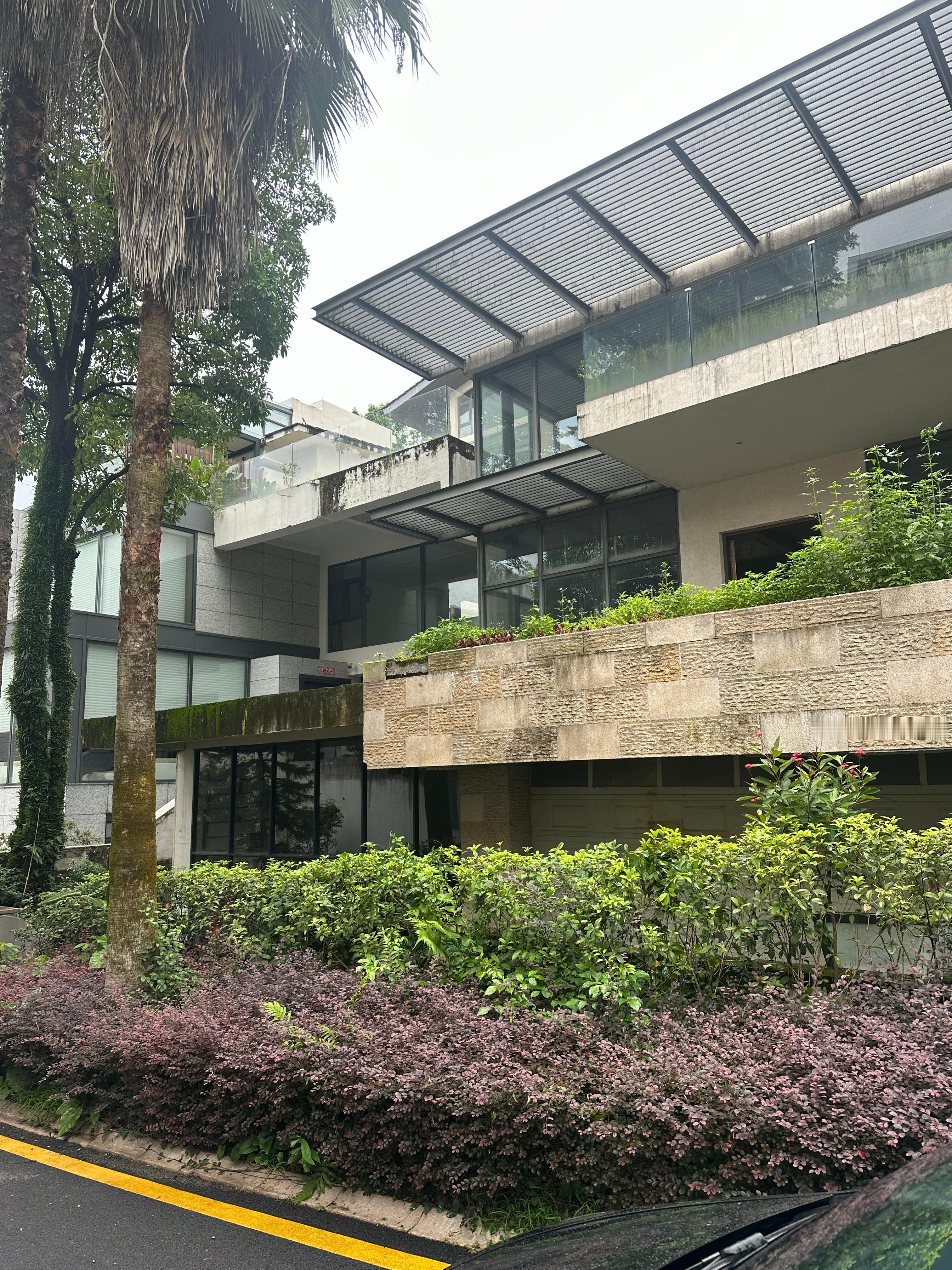 来博雅苑给客户送东西。回首某总的经历，可能一路酸甜苦辣的走过来。那住在这里，也是