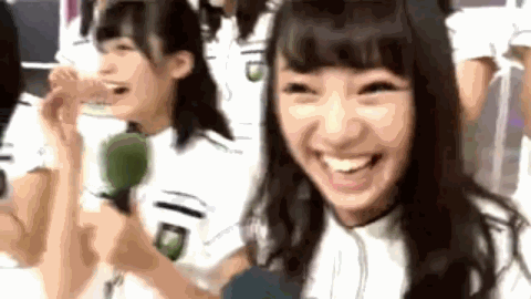 平手友梨奈 幼崽水獭探头 