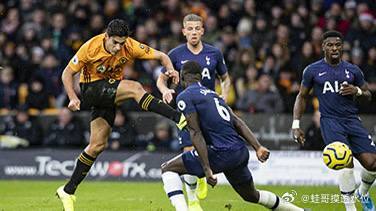 英超第34轮两场保级关键战刚刚战罢，热刺客场1-0击败已经提前降级的狼队终结15