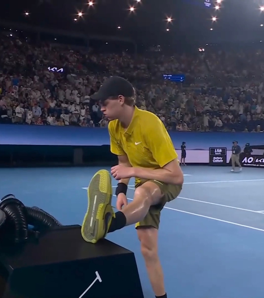 辛纳vs斯皮泽里 关完顶棚恢复比赛后，辛纳两度破发从1-3落后到6-4反超，大比