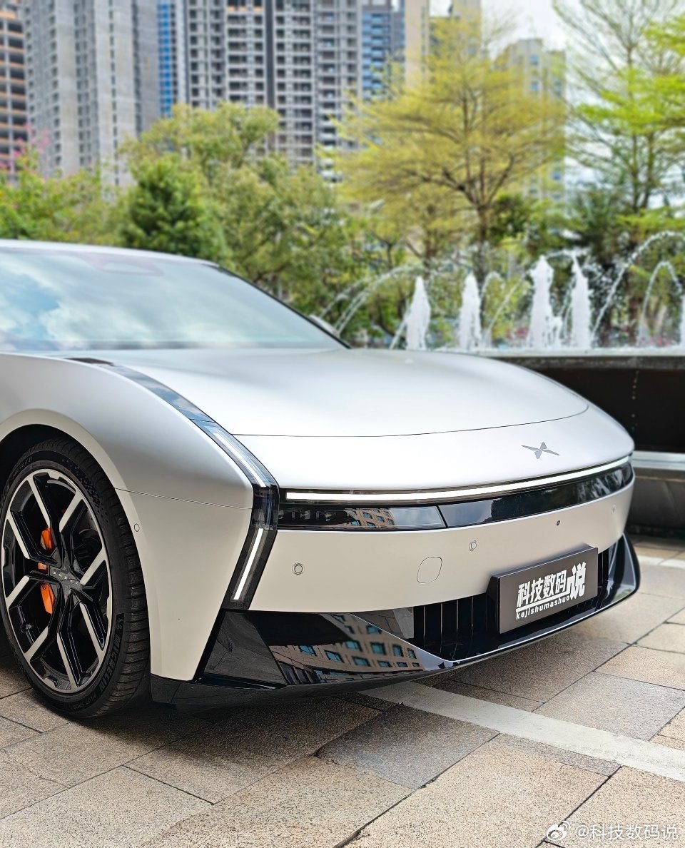 前两天在广州试驾了升级了第二代VLA的小鹏P7，穿梭于各种城中村、窄路、拥堵路段