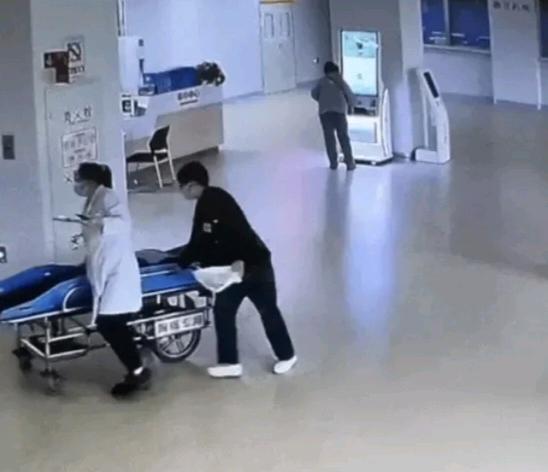 2024年，河北2名大学生坐网约车，然而刚走1公里，司机就把车停在路边，对他们说