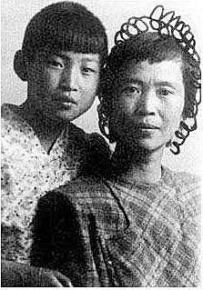 1938年，贺子珍在苏联生产。随后，她给毛主席写信说：“生了个男孩，长得很像你！