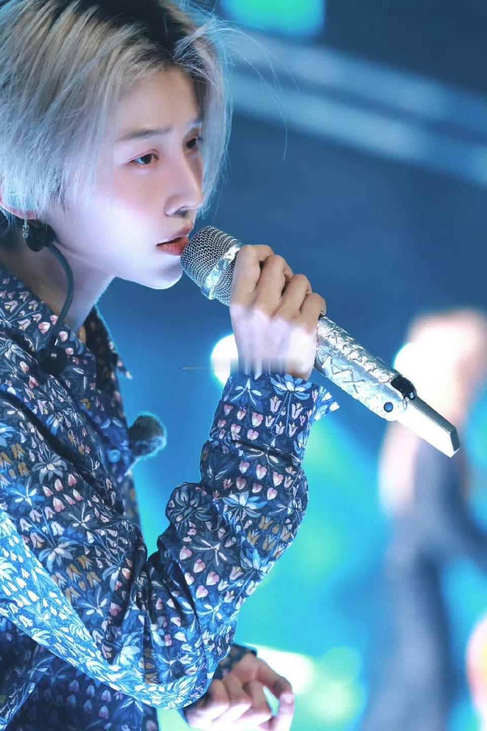 刘雨昕东方卫视跨年彩排照，燥候唱跳天后的跨年新歌舞台！ 