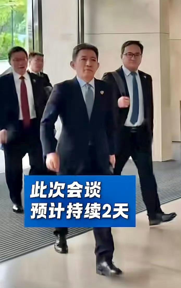 刷屏了！
李成钢最靓的一张照片。[捂脸]
据悉，贝森特在今天的谈判过程中，屏住了