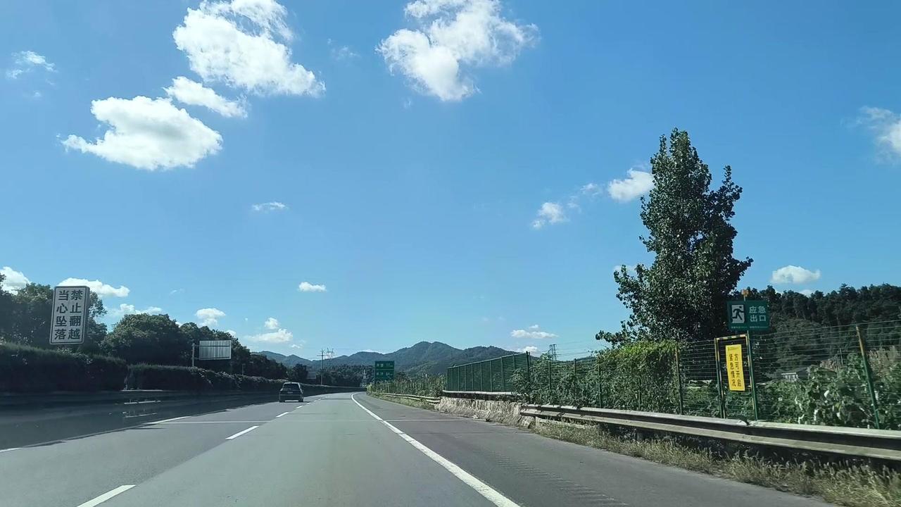 远山呼唤，自驾南下太治愈了！🌄开着小车沿高速南下，远山在呼唤，心仪的歌单曲循环