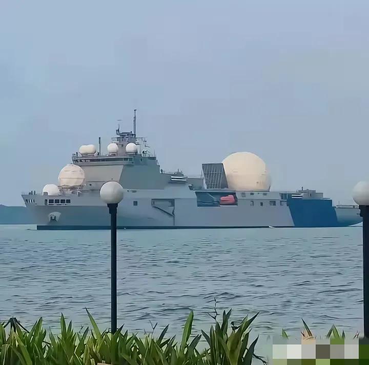 印度阿三，不容忽视他的军事实力，人家也有电子侦查船的。

整这么大个球在船艏位置