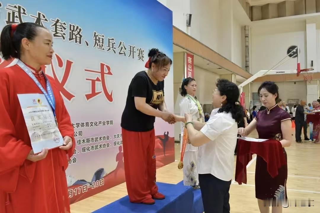 凯旋歌
领奖站上最高台，
金杯银杯汗水来。
郎君翠袖多奇志，
请续句……
（报国