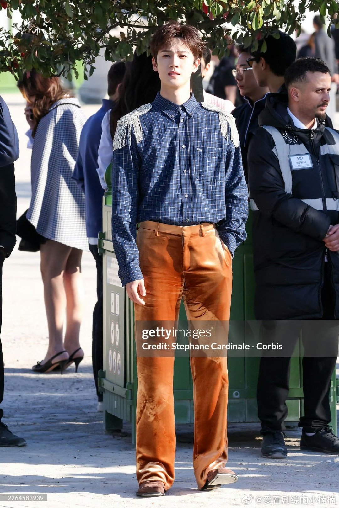 户外强光下的李昀锐李昀锐摸喉结这一下 李昀锐 