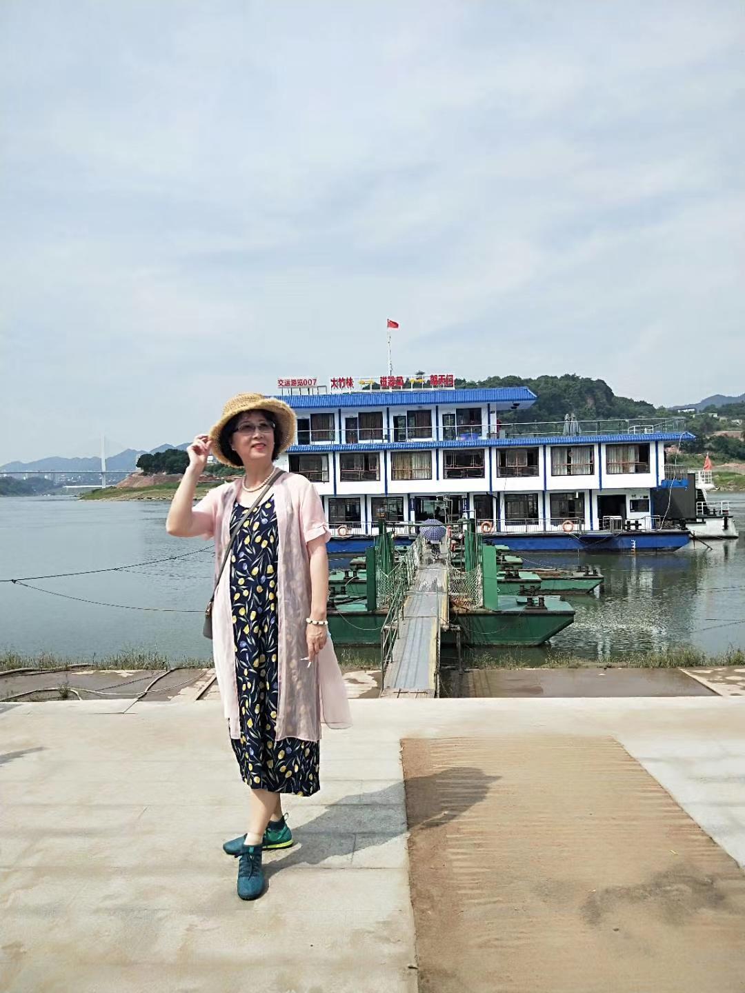 美丽重庆山城，我们坐游轮畅游嘉陵江长江一日游，玩的爽歪歪……[赞][赞][玫瑰]