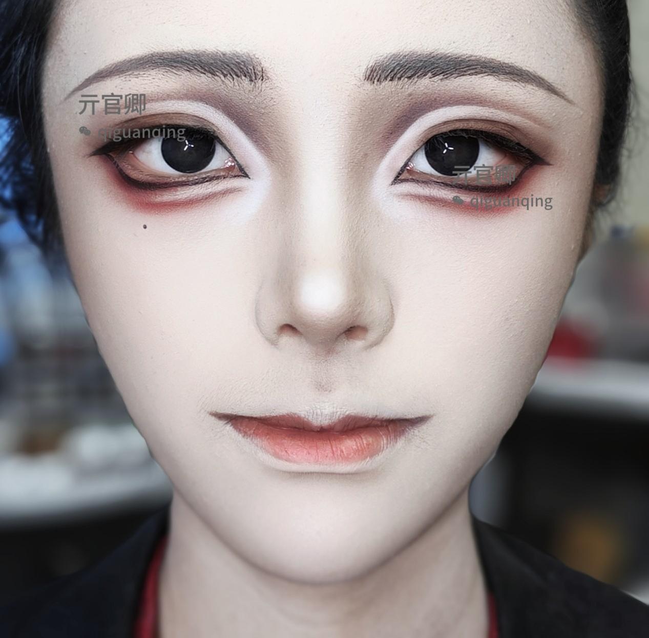 忙着化妆。