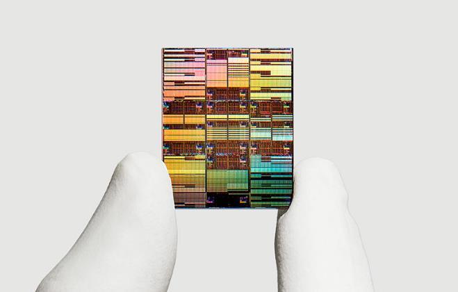 IBM又放出一枚重磅消息：0.7纳米芯片来了，一个指甲盖大小的芯片里塞进了100