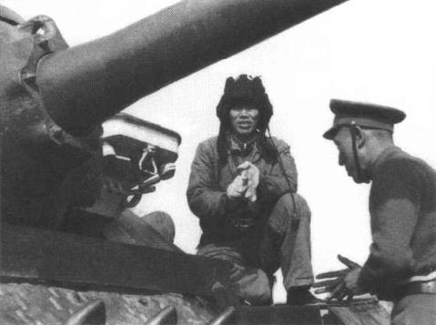 邓华(左)请教坦克驾驶技术。