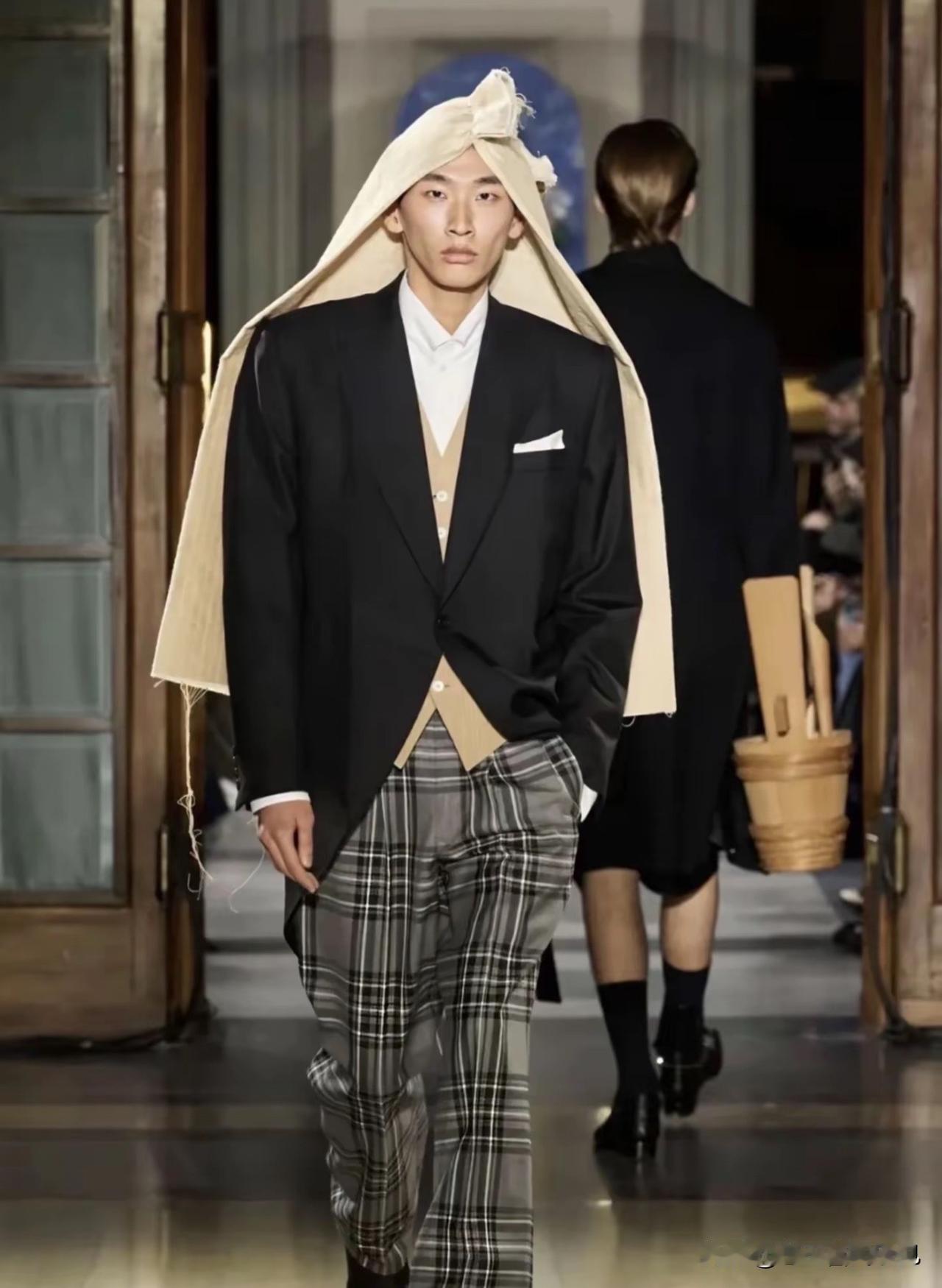 现在的时尚圈百无禁忌，不过要是广西的孩子穿戴这玩意，那得挨一顿揍！

广西 冬日