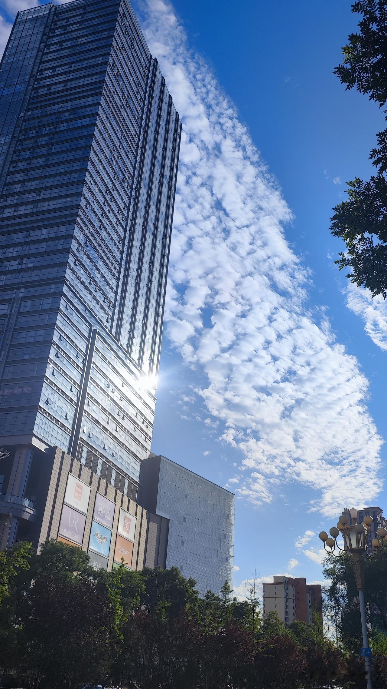 【治愈时刻：今天太原上空的云承包全天好心情】🌤️☁️
手机直出！无需滤镜的蓝天