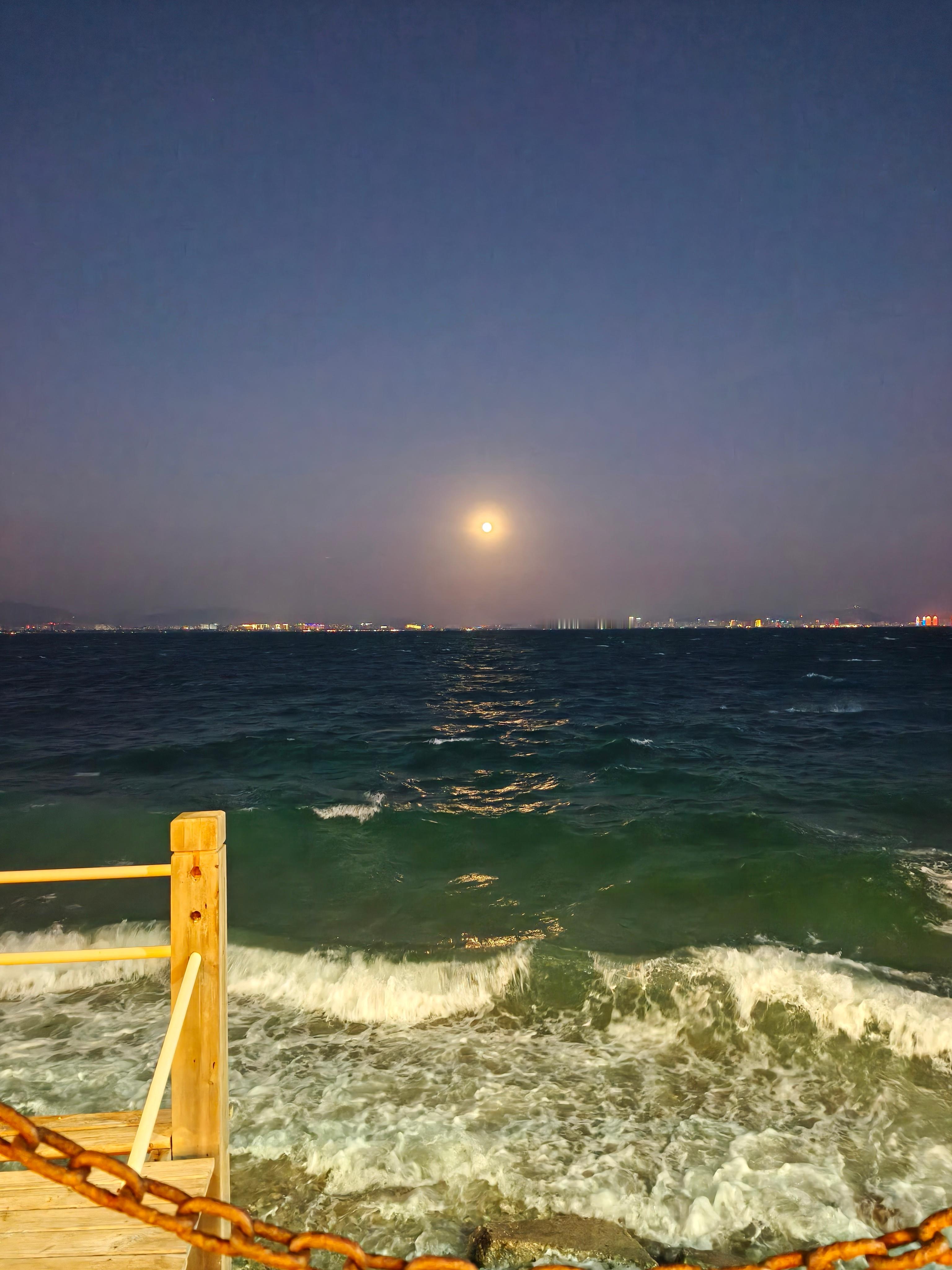 怪不得昨晚的月亮又低又显大，原来是超级月亮。而且海浪很大，是不是月亮离地球近引力