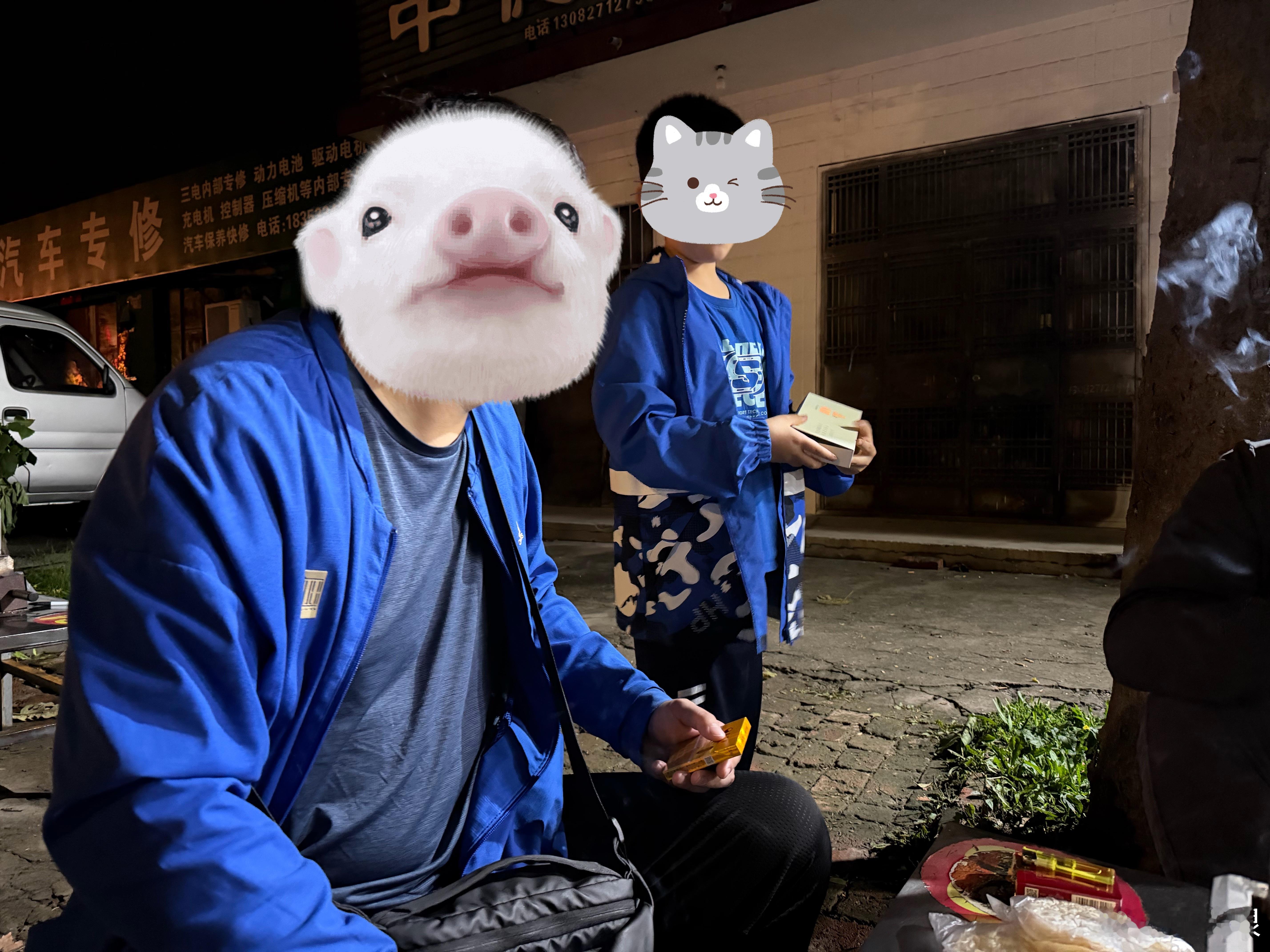 太搞笑啦，和几个弟兄吃点烧烤子，有个小男孩抱着一条烟在我们旁边往我们这桌打量。一