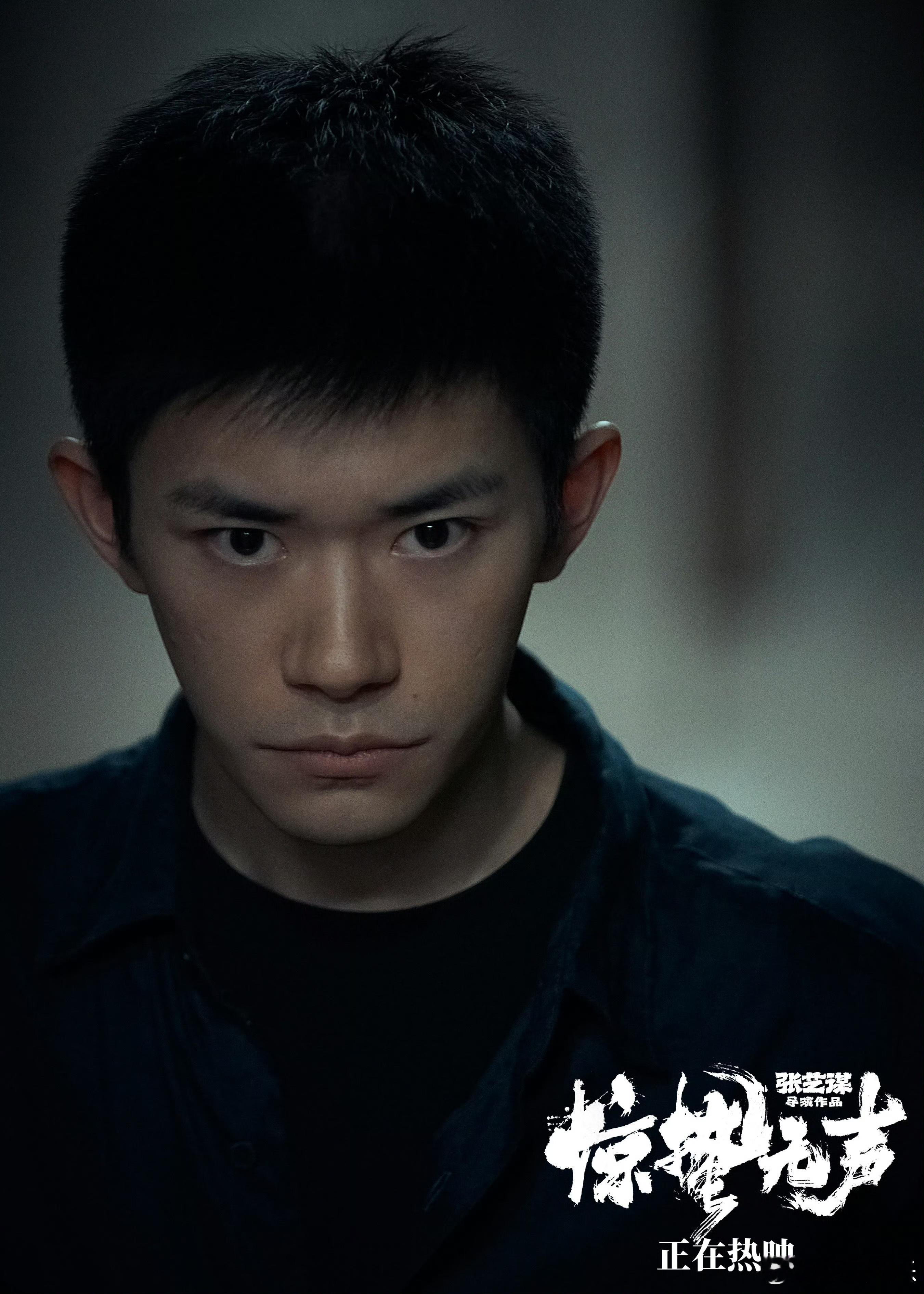 易烊千玺演出了严迪的黑白灰 易烊千玺赋予严迪独有的质感，每一个眼神都藏着故事，每