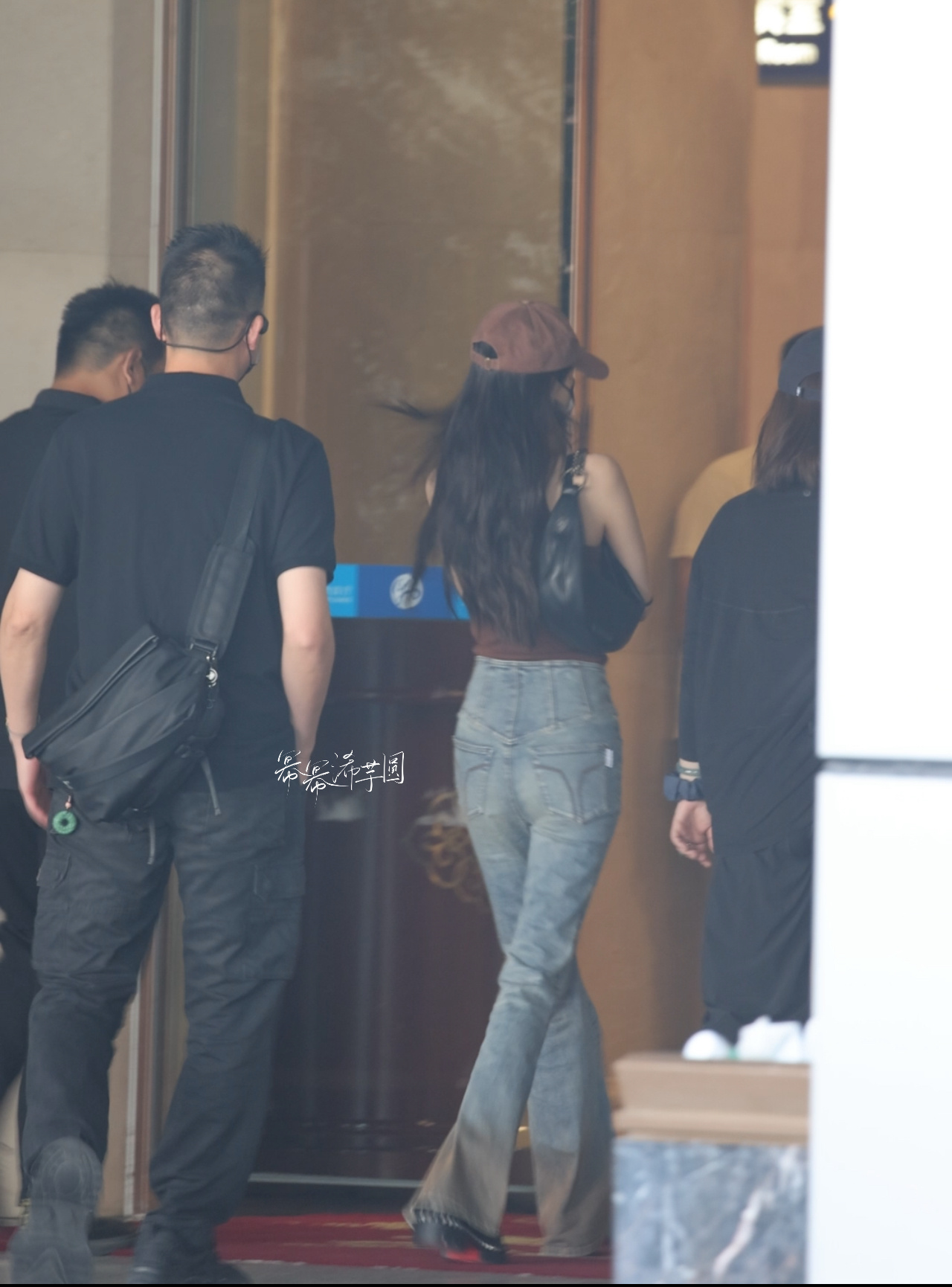 杨幂怎么突然又这么平了？所以平时不会都垫了屁股垫吧 ​​​