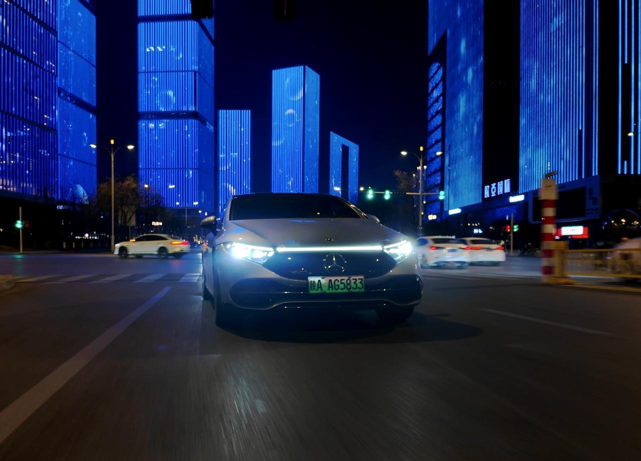 EQS内饰配合这个夜景，是不是有点梦幻……【来自懂车帝车友圈】