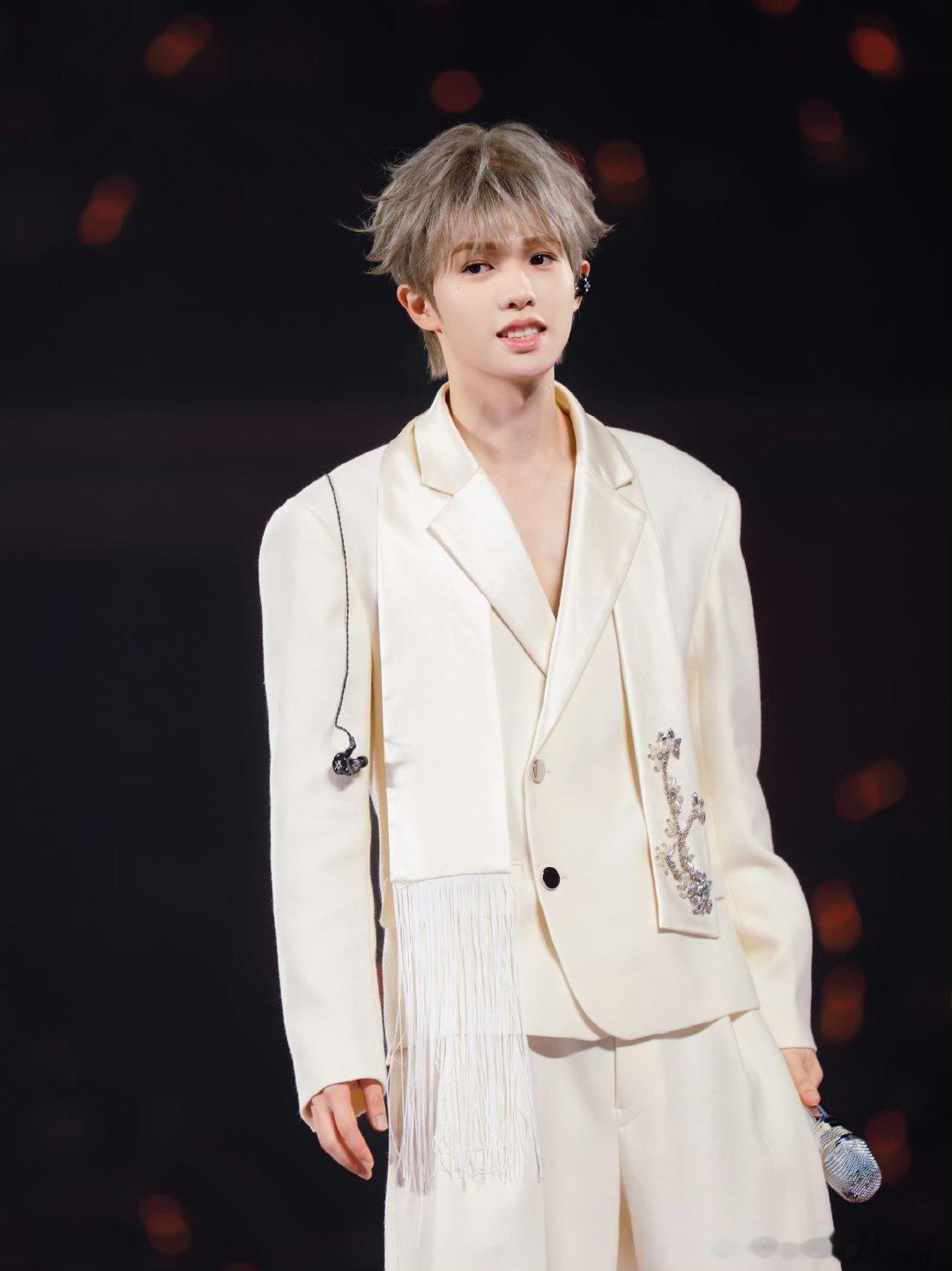张智霖袁咏仪给李昊演唱会送花篮张智霖袁咏仪送李昊演唱会花篮众多港星为李昊演唱会送