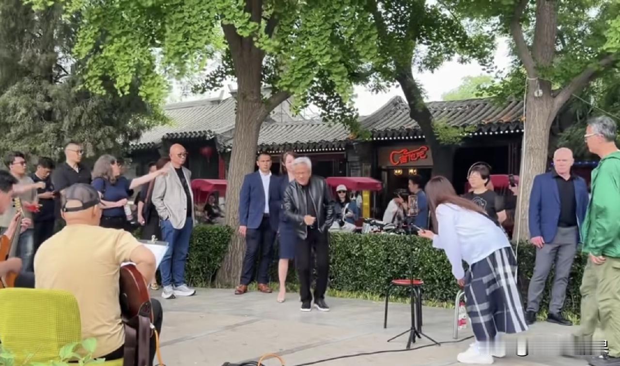 黄仁勋到街上听吉他，这是特意安排的还是随意之举呢？
看着人不多，感觉是特意安排的