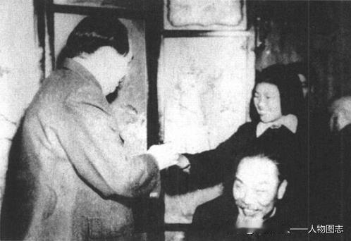 1951年国庆宴会上，郝建秀给毛泽东敬酒。