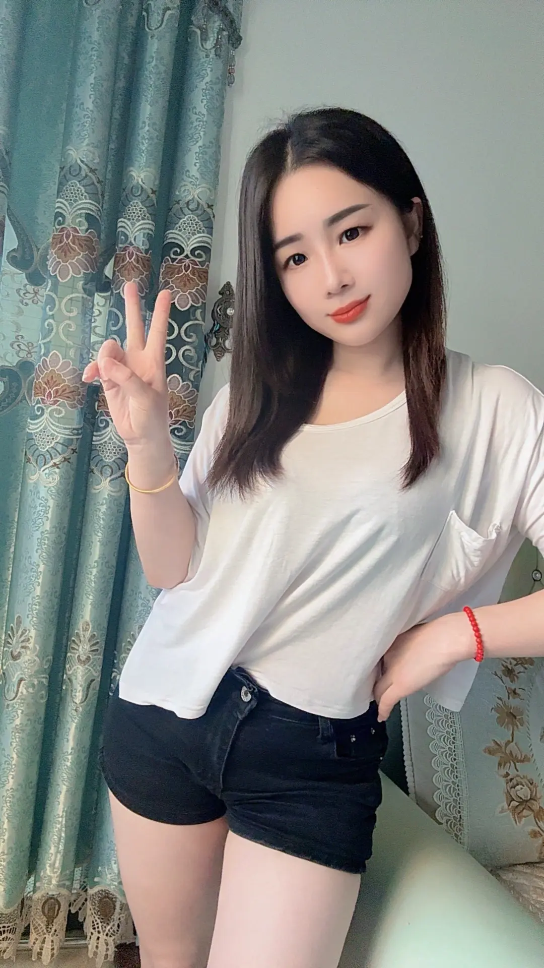 这一生究竟要有多幸运，才能遇到那个，满眼都是你，待你如初，疼你入骨，见...