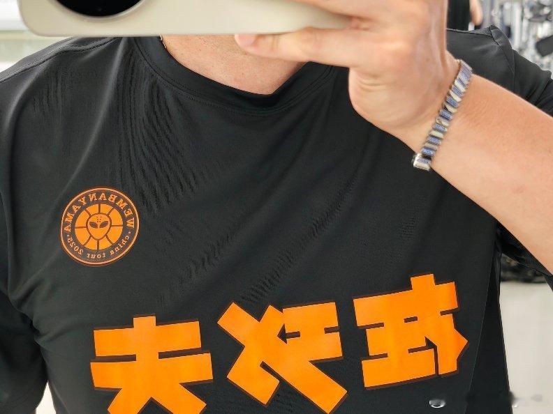 应该难得一整天戴着手上的饰品，撸铁投篮睡觉跑步…最后的结果就是，今早迷迷糊糊中，