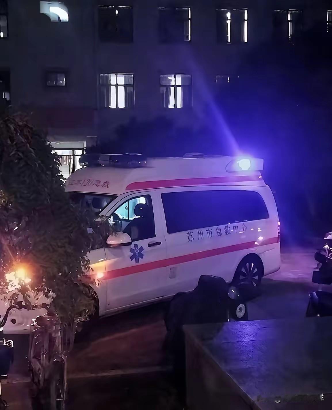 人真的要管住嘴！
我们小区有个27岁的姑娘没了，父母过来收拾遗物，打开冰箱一看，