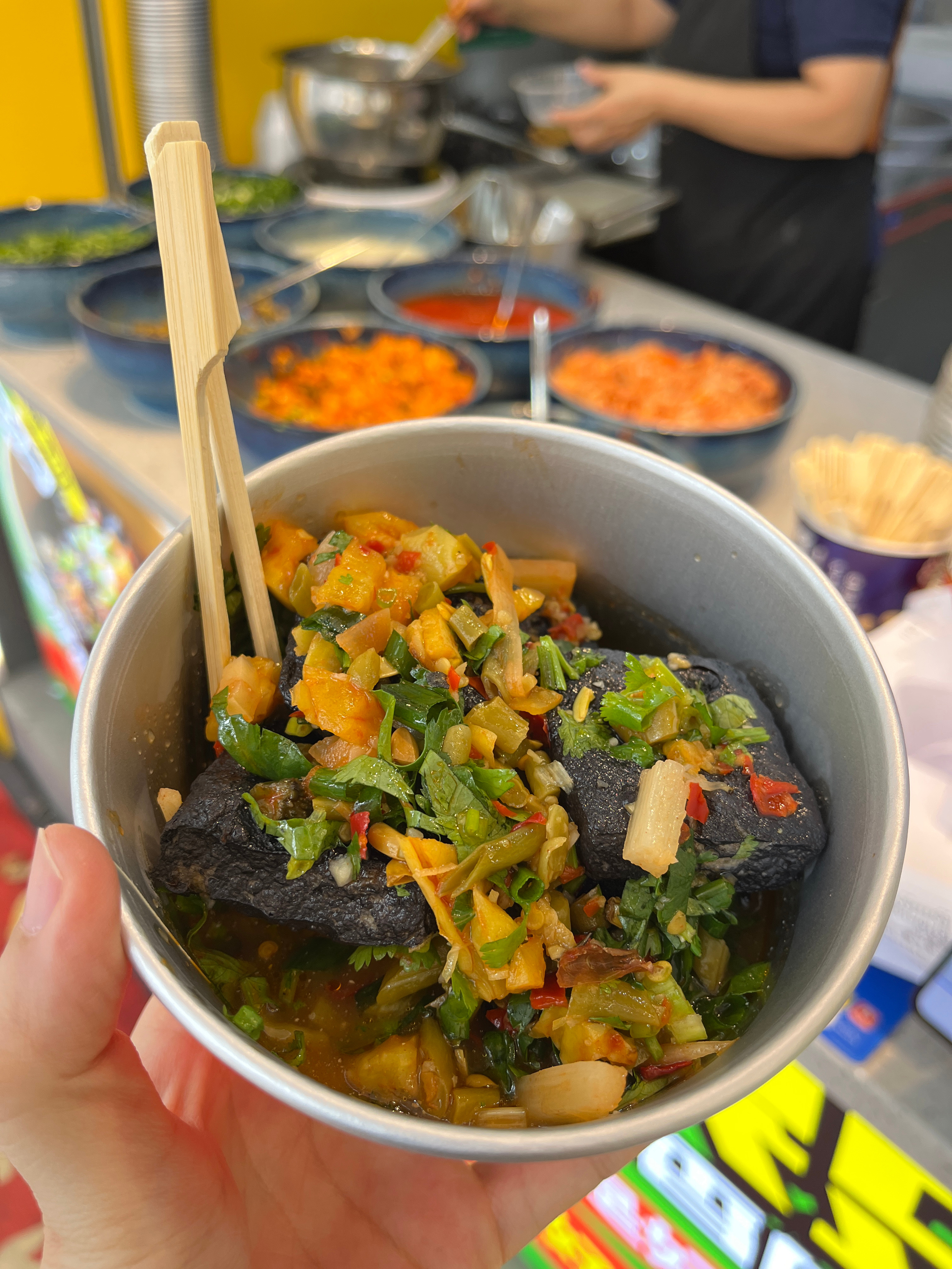 今天在东山口吃了一份臭豆腐！有堂食的位置，我想着外面热就坐在里面吹空调等，结果直