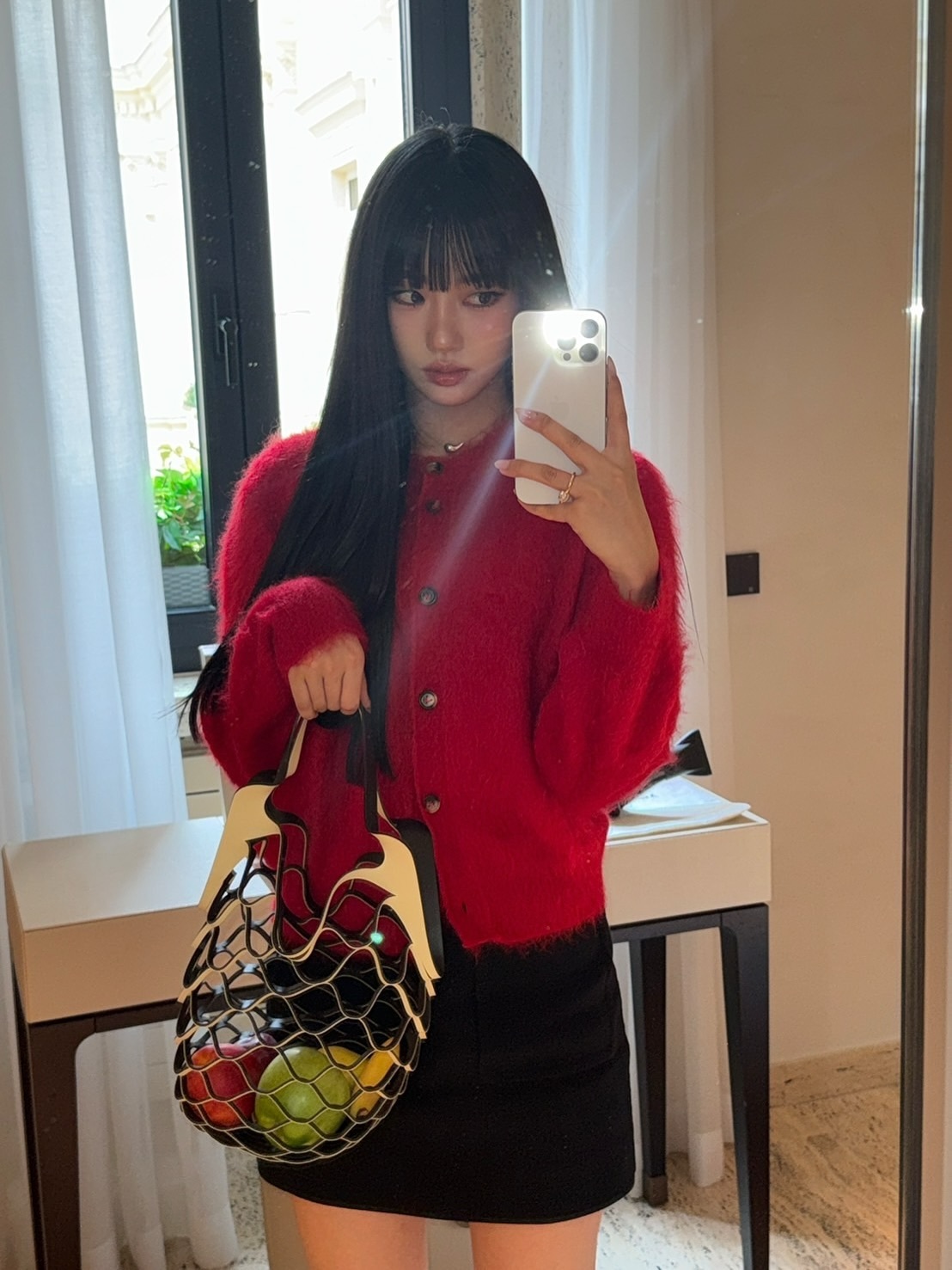 SOOIN x Bottega Veneta 这件红色开衫毛衣更适合她 ​​​
