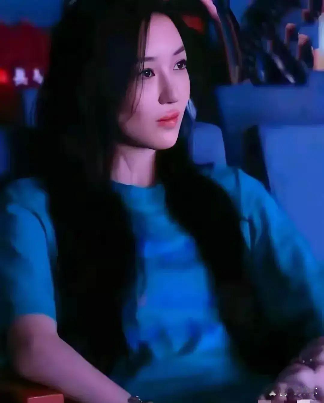 王菲与李亚鹏的女儿李嫣已然悄然长大，妥妥邻家女孩模样。小姑娘从小勇敢自信，从不怯