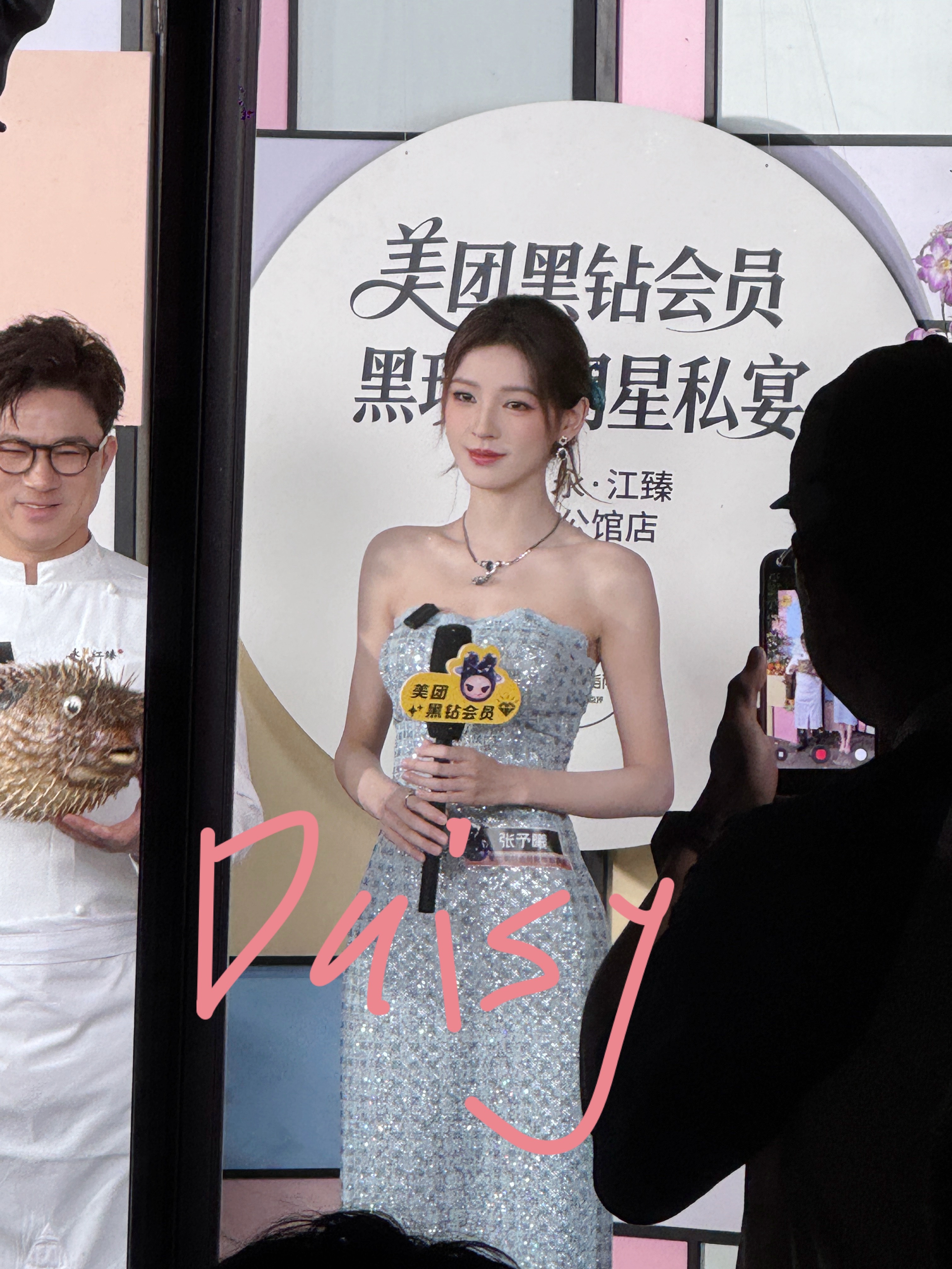 不开玩笑 我要被这个张予曦给美晕了 已经沉浸在她的美貌里无法自拔了 晚宴就离我不