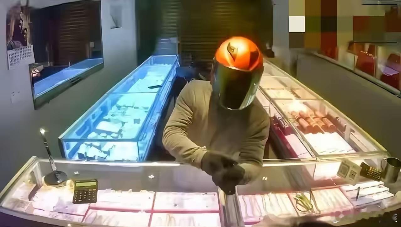 2026年1月18日，福建平潭，有人抢劫金店！现在这种环境还有人敢抢金店？到处都