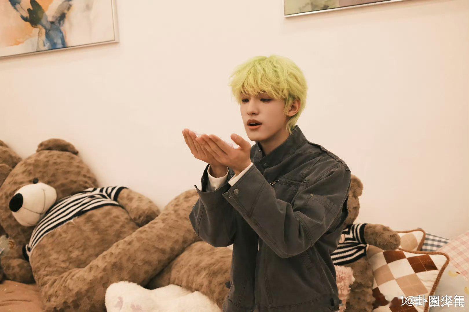 粉丝要求公司筹备张泽禹19岁生日张泽禹19岁生日专属营业筹备要求张泽禹凭实力与人