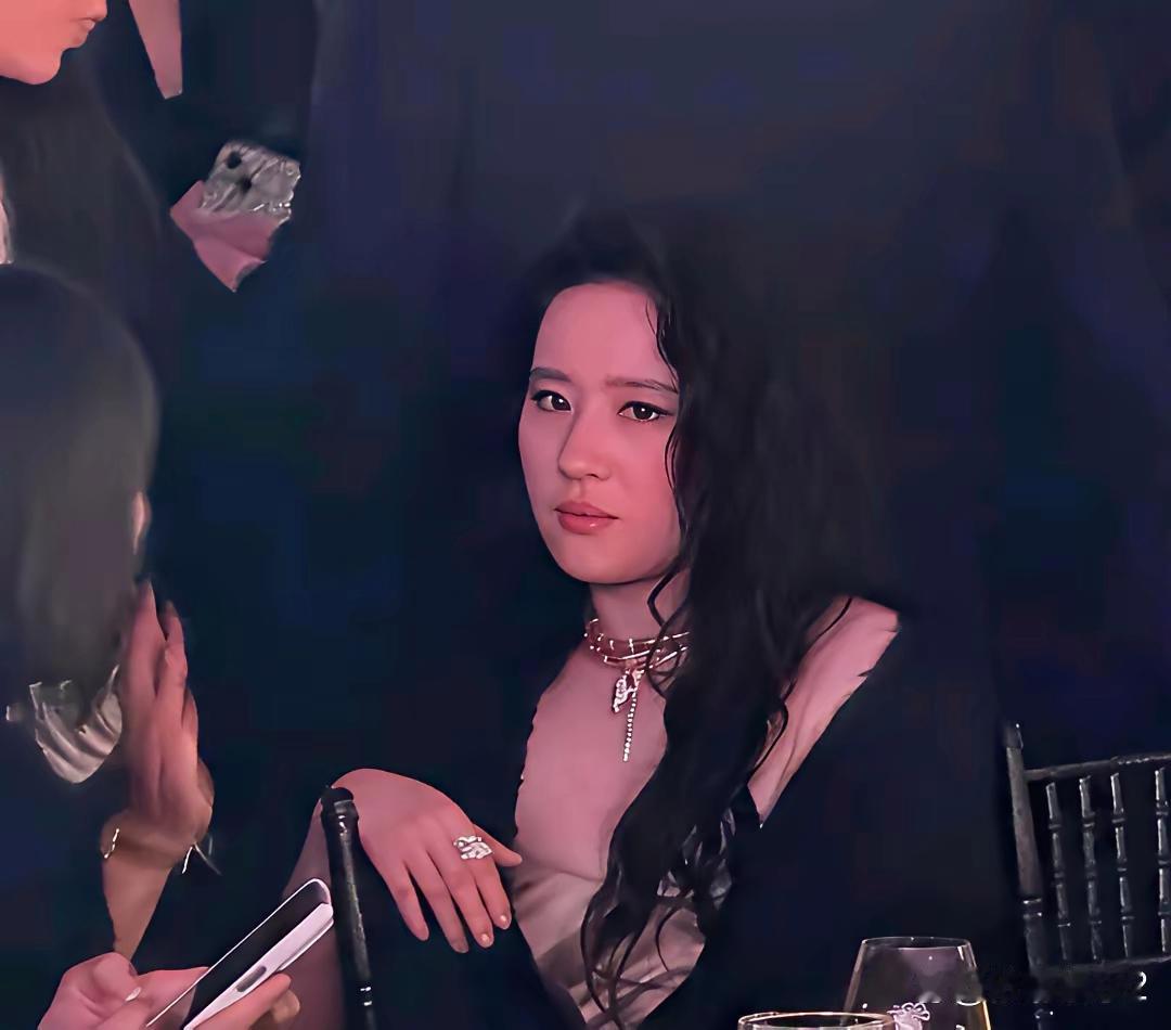 刘亦菲喝醉酒微醺，发现被偷拍后，眼神刀人，很真实 