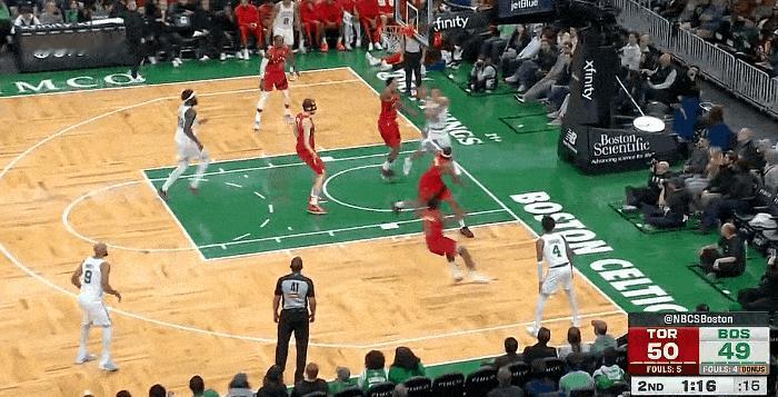 半场19分！勇士啥时候把怀特弄过来？
在今天NBA季前赛凯尔特人对阵猛龙的第二节
