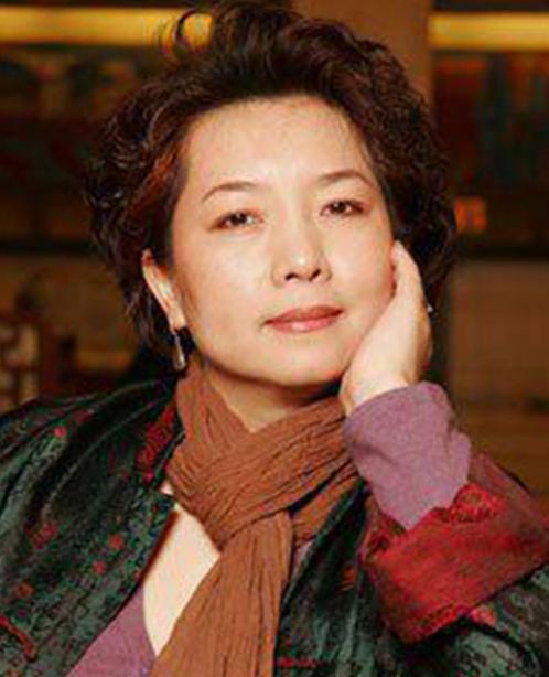 唐师曾前妻王淳华，中央戏剧学院导演系毕业，北京电视台知名编导导演。唐师曾病重期间