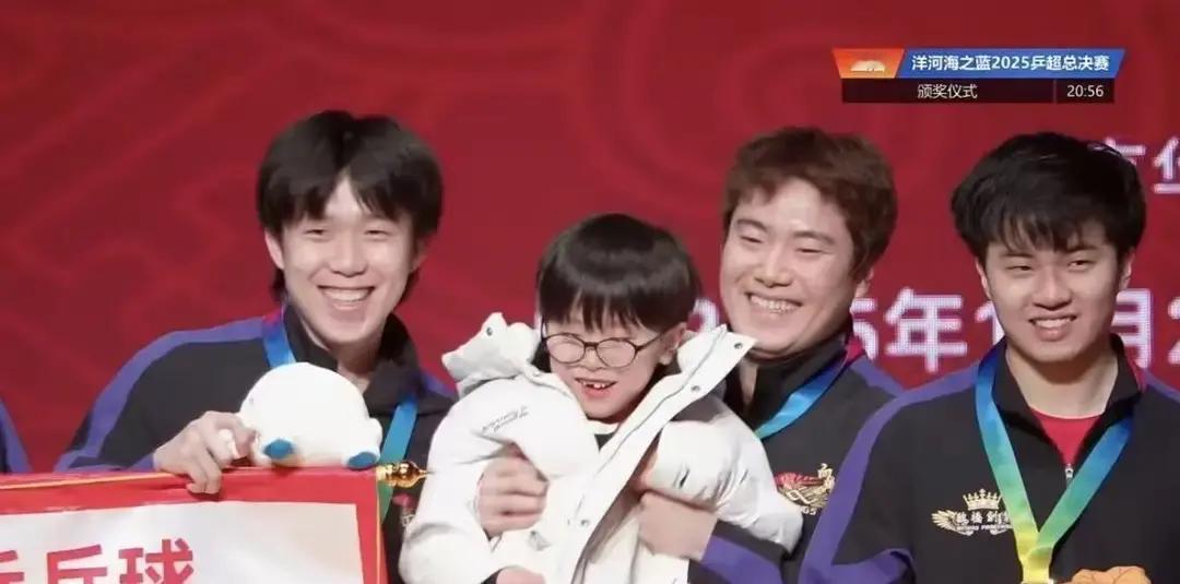 王楚钦抱娃姿势火上热搜
 
梁靖崑把冠军奖杯往地上一放，两岁半的凉皮直接爬上去啃